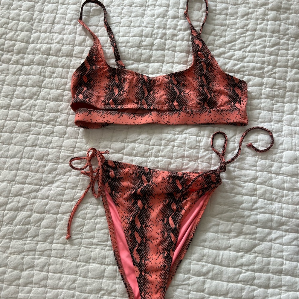 Dippin daisys snake bikini